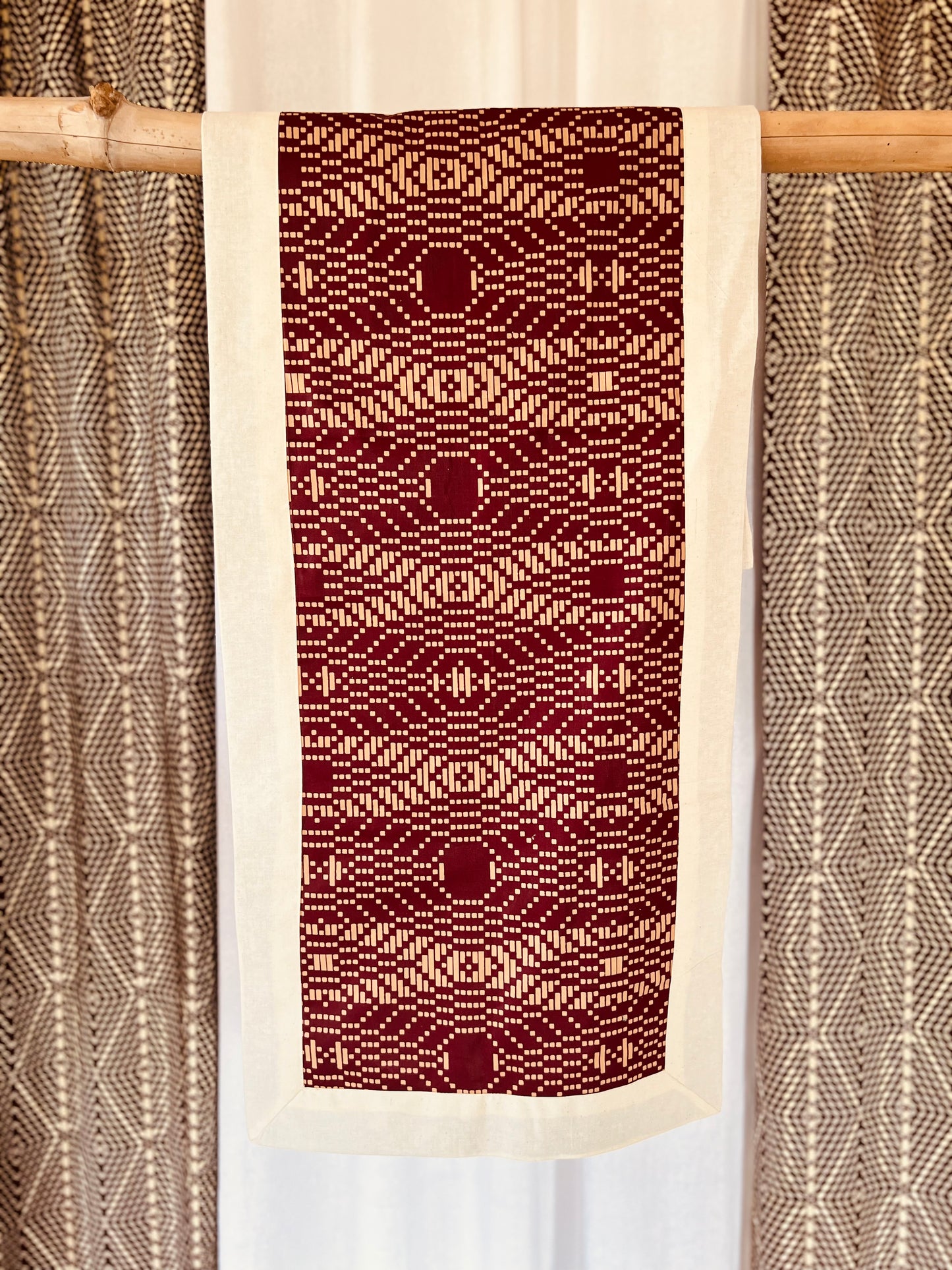 Tablerunner "Beehive Bliss"