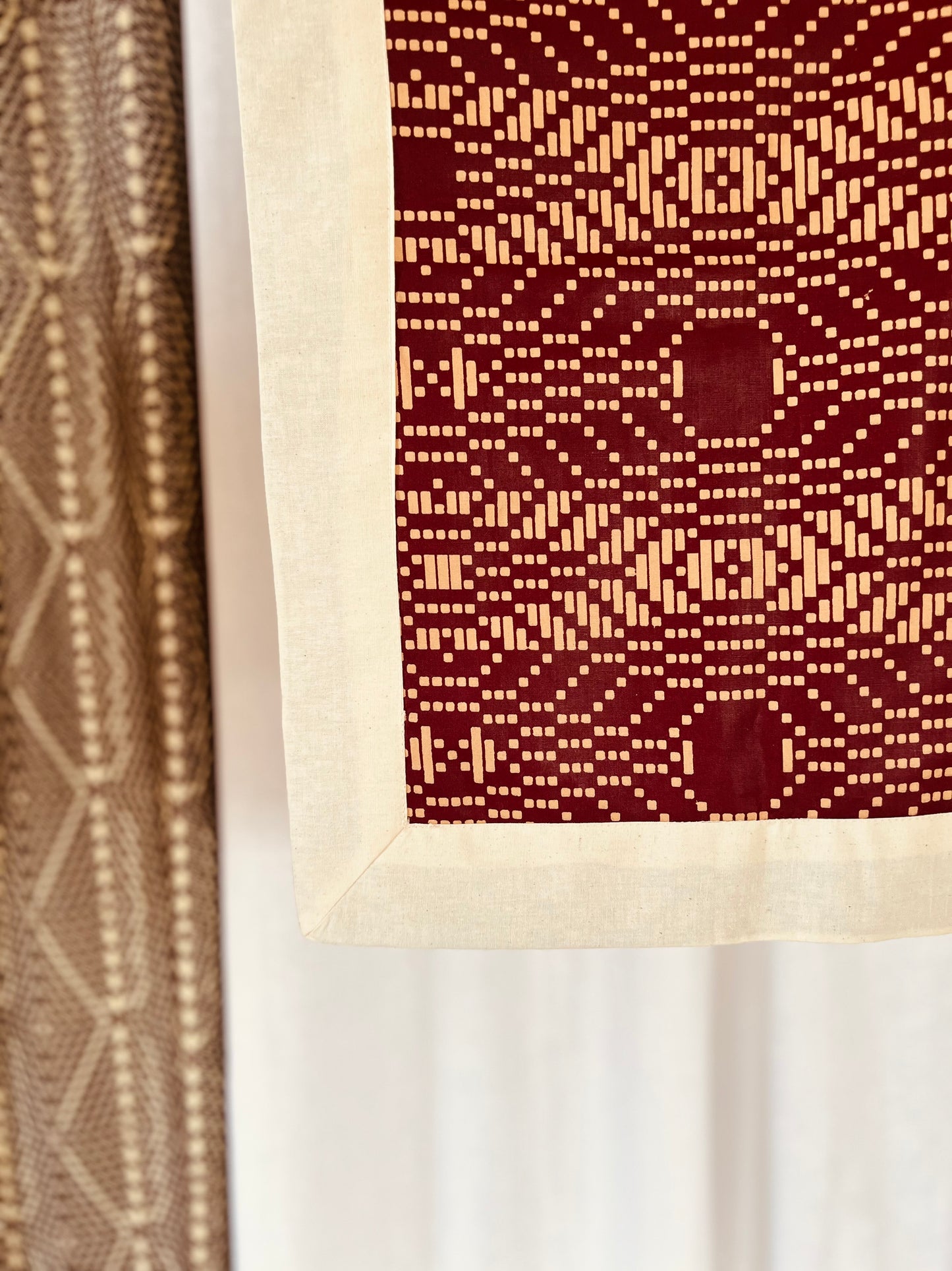 Tablerunner "Beehive Bliss"