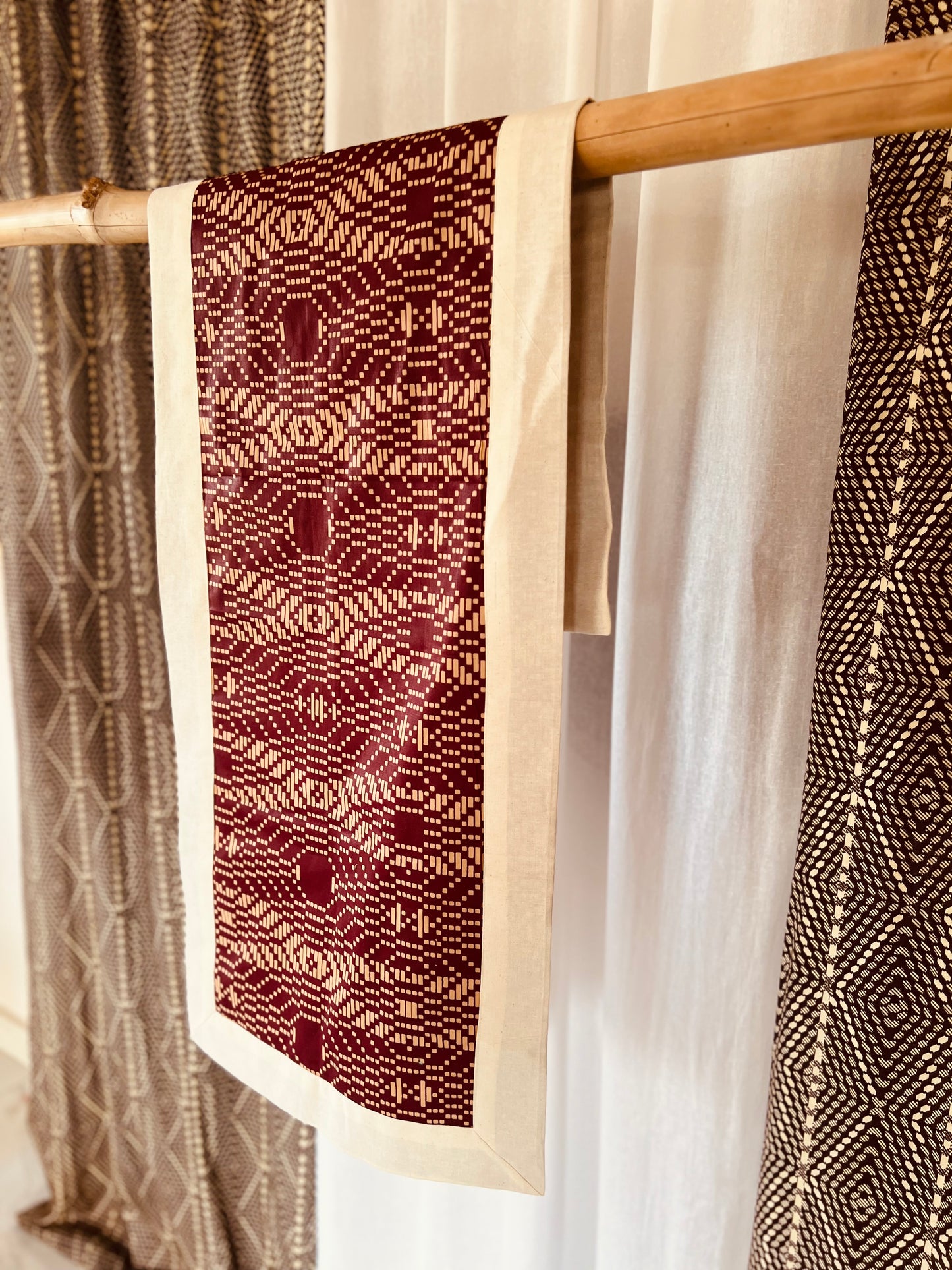Tablerunner "Beehive Bliss"