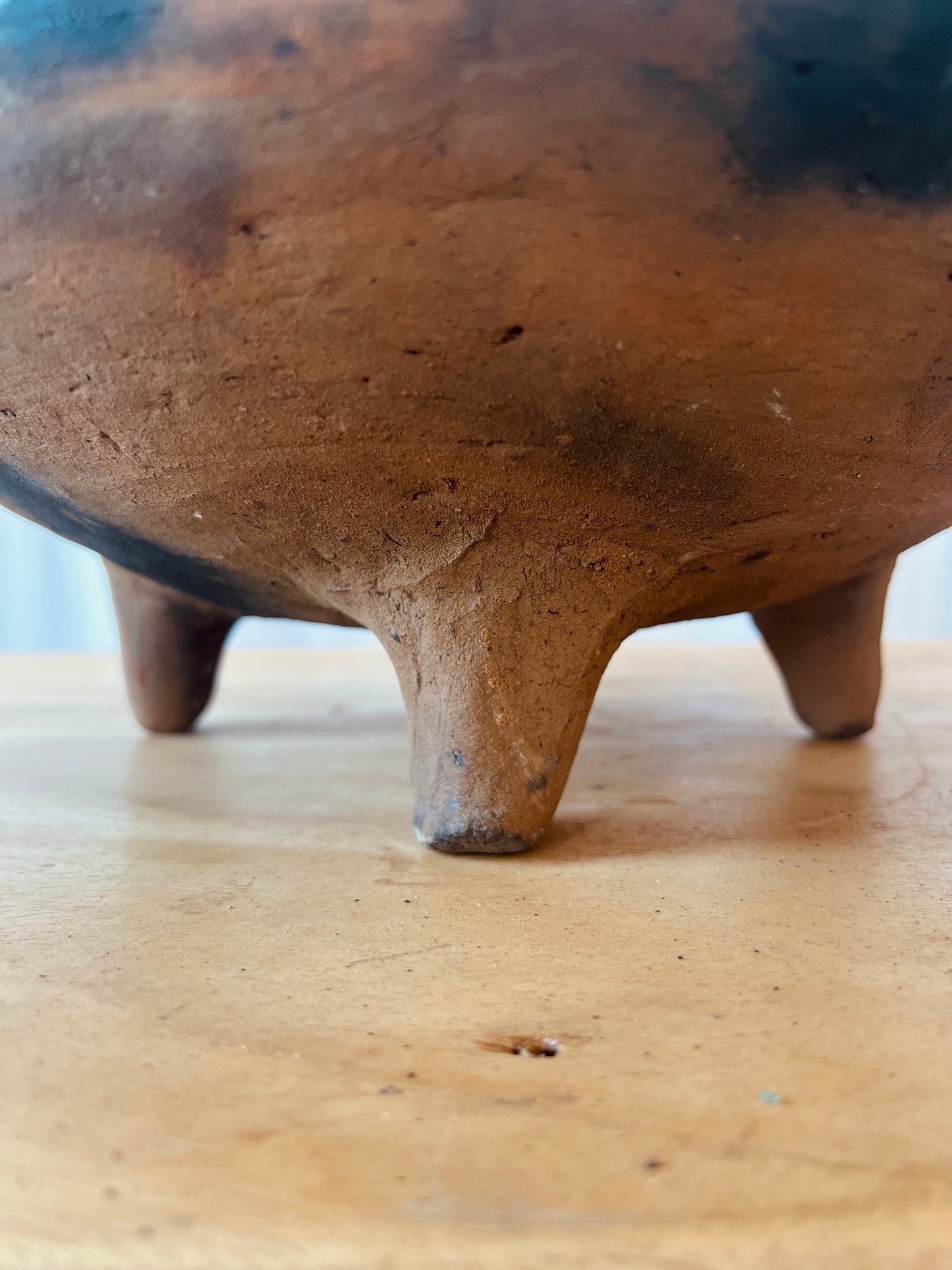 Keramik: Meko-Schüssel mit vier Beinen, 13"